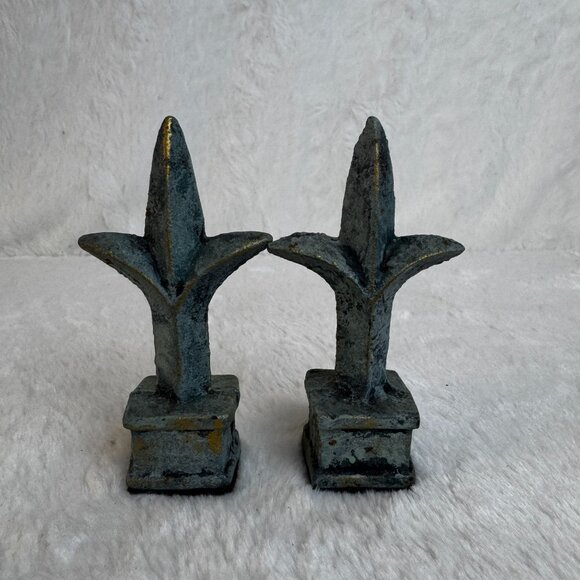 Iron Finials Pair Rustic Decor French Blue Architectural Salvage Fleur De Lis - Picture 3 of 6